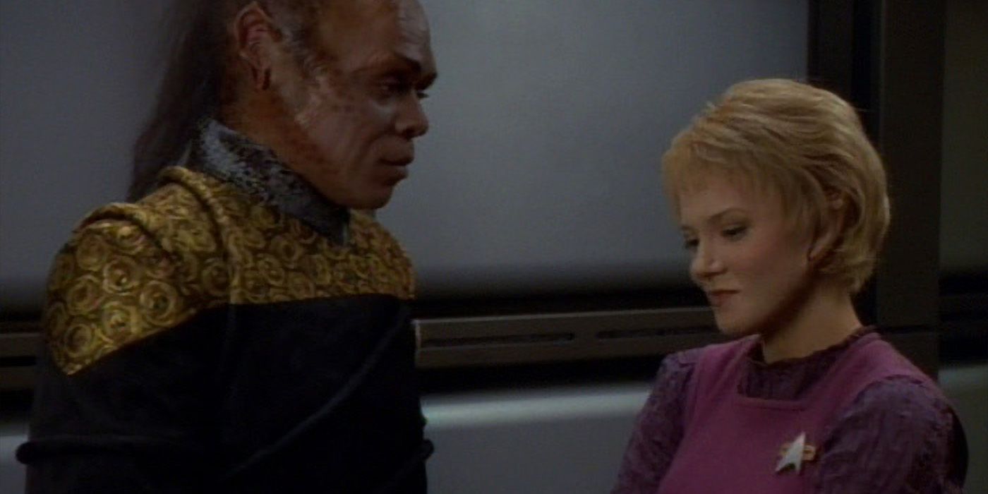 Tuvix and Kes in Voyager hallway